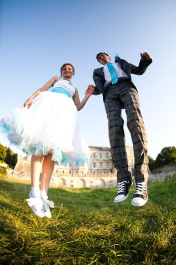 Çift gülümseyen atlıyor