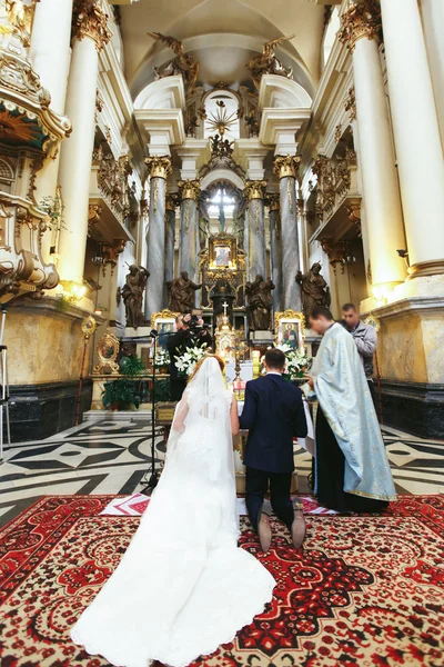 Ceremonia de boda en la antigua iglesia — Foto de Stock