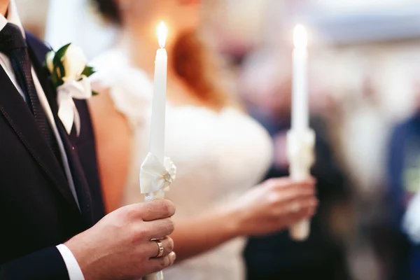 Menyasszony és a vőlegény elegáns holging gyertyák — Stock Fotó