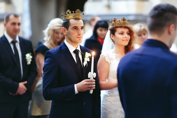 Braut und eleganter Bräutigam mit Kronen — Stockfoto