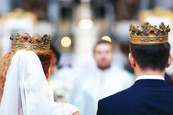 Nevěsta a ženich elegantní, s korun, — Stock fotografie