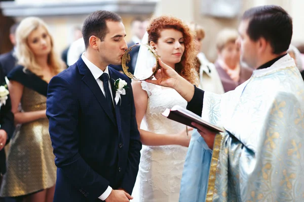 Elegante sposa di lusso ed elegante sposo — Foto Stock