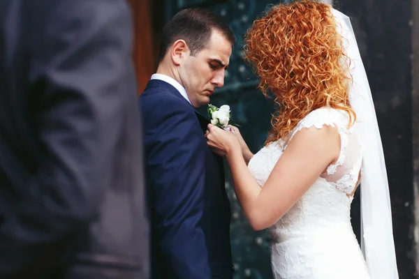 Red haired bride and elegant groom — Stock Photo, Image