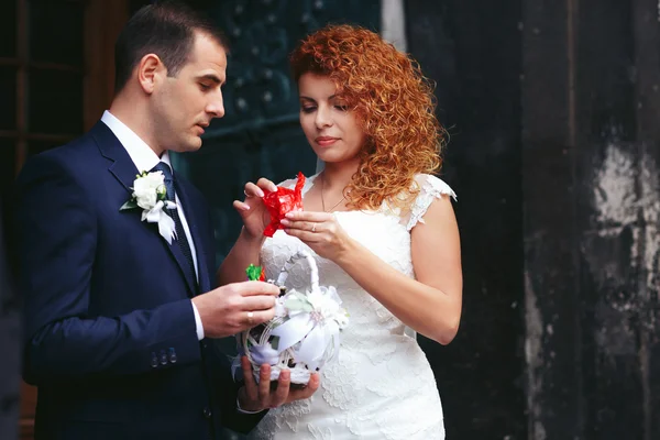 Noiva de cabelos vermelhos e noivo elegante — Fotografia de Stock