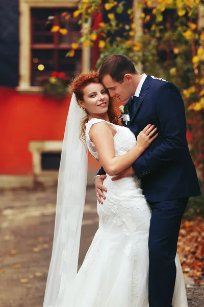 Vörös hajú átölelve menyasszony vőlegény — Stock Fotó