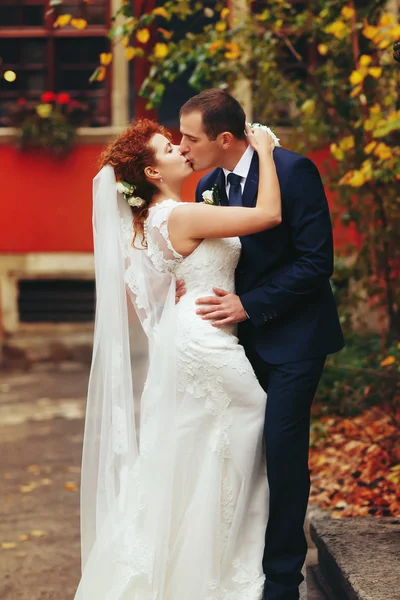 De knuffelen bruid bruidegom met rood haar — Stockfoto