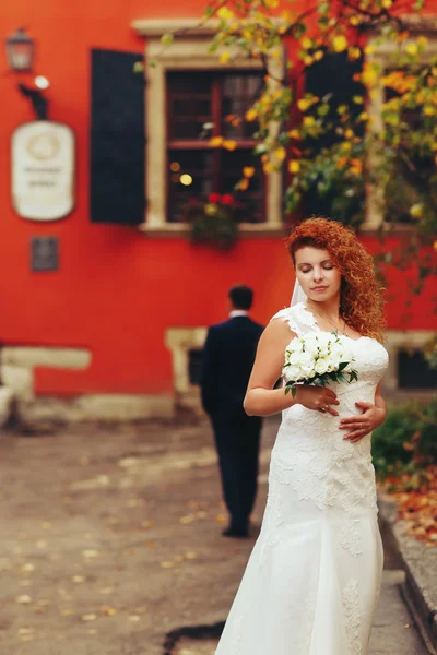 Bruid en bruidegom met rood haar buitenshuis — Stockfoto