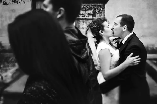 Groom kiss bride — Stock Photo, Image