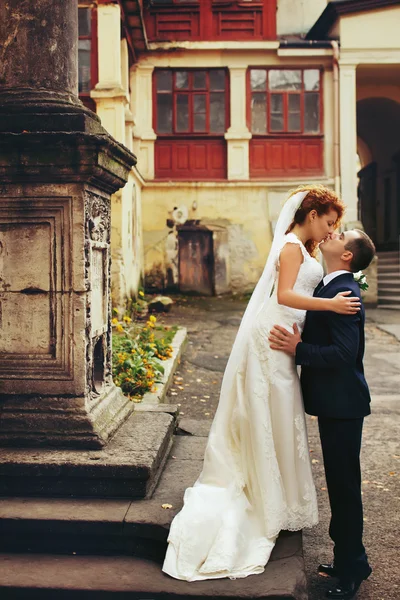 Sposa con capelli rossi bacio sposo — Foto Stock