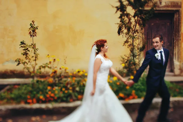 新郎と赤い髪の花嫁 — ストック写真