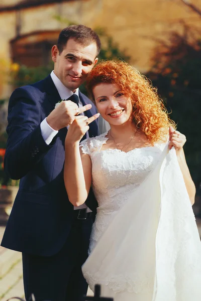 Mariée aux cheveux roux et marié élégant — Photo