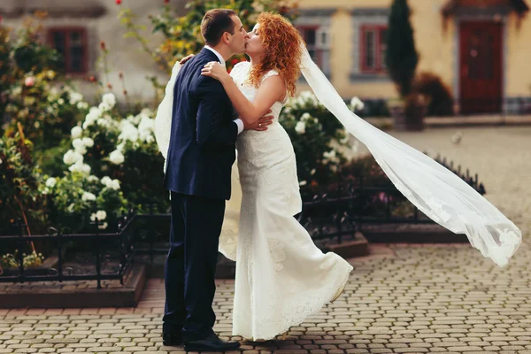 Mariée aux cheveux roux et marié élégant — Photo