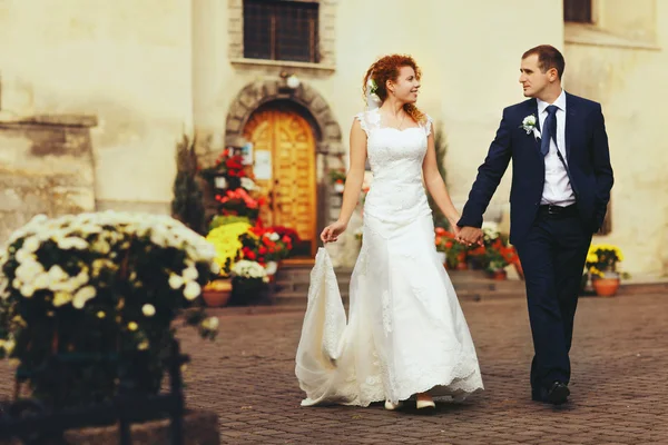 Rood harige bruid en elegante bruidegom — Stockfoto