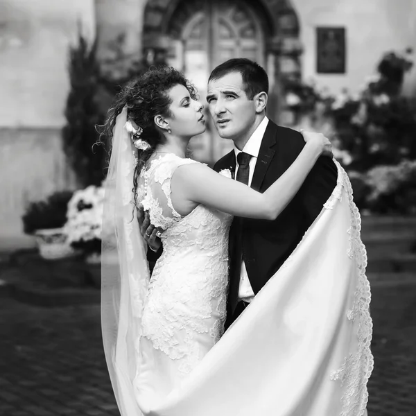 Mariée aux cheveux roux et marié élégant — Photo