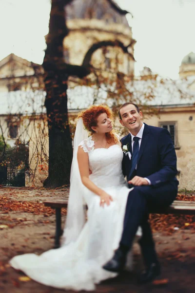 Sposa dai capelli rossi ed elegante sposo — Foto Stock