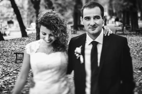 Red haired bride and elegant groom — Stock Photo, Image