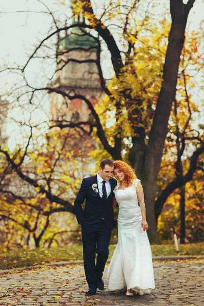 Noiva de cabelos vermelhos e noivo elegante — Fotografia de Stock