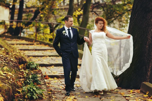 Rood harige bruid en elegante bruidegom — Stockfoto