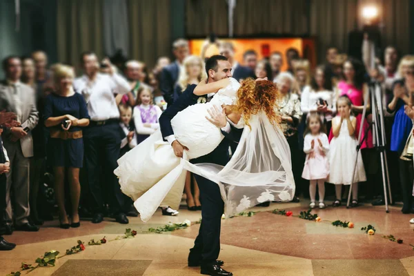 Rothaarige Braut und Bräutigam tanzen — Stockfoto