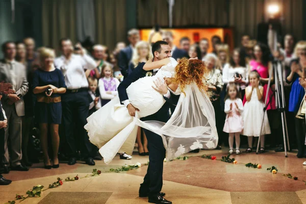 Czerwone włosy panny młodej i pana młodego, taniec — Zdjęcie stockowe