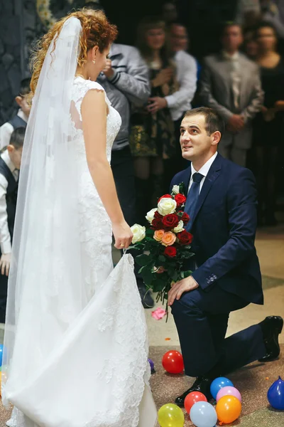 Noiva de cabelos vermelhos felizes e noivo — Fotografia de Stock