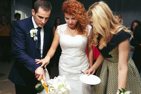 Rosso capelli sposa e sposo taglio torta — Foto Stock