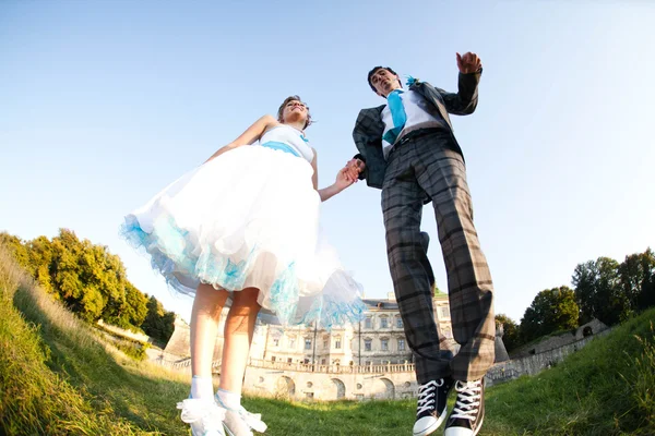 Sorrindo casal está pulando — Fotografia de Stock