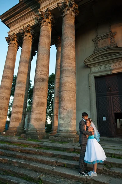 Abraçando casal no por do sol de fundo — Fotografia de Stock