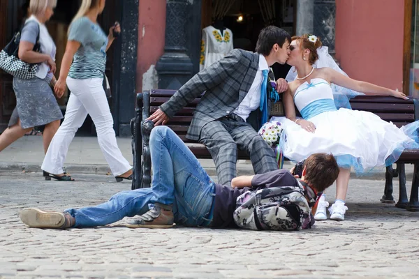 Öpüşme çift bankta oturan — Stok fotoğraf