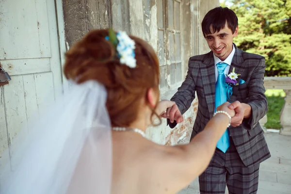 Esposa está dançando com o marido — Fotografia de Stock