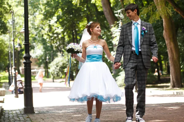 Casal feliz andando — Fotografia de Stock