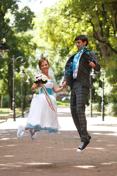 Pareja romántica saltando y sonriendo — Foto de Stock