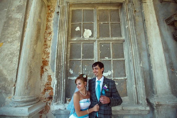 Nygifta kramas och ler — Stockfoto