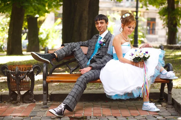 Sorrindo casal sentado no banco — Fotografia de Stock