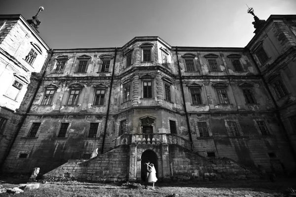 Bruiloft op een achtergrond van kasteel — Stockfoto