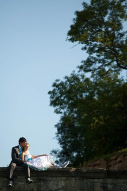 Gökyüzü arka planındaki mutlu çift