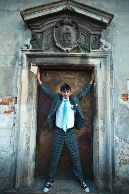 damat önünde eski kapı poz