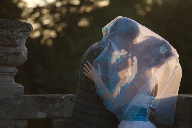 Mutlu çift kucaklaşması