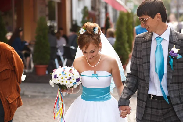 Feliz pareja caminando — Foto de Stock