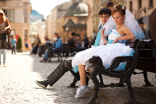 Doux couple assis sur le banc — Photo