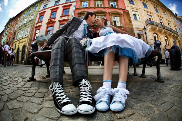 Roztomilý pár líbání na lavičce — Stock fotografie