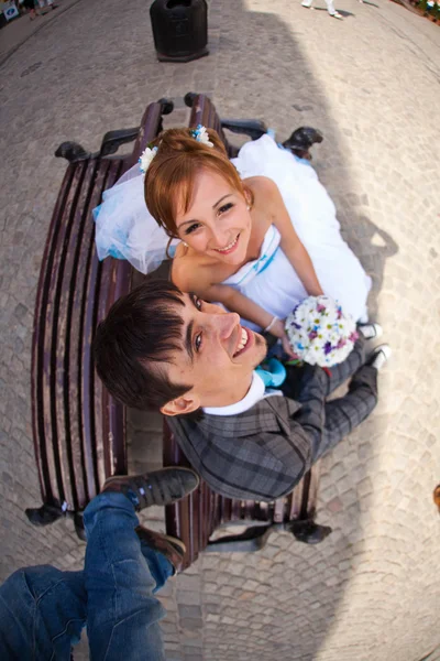 Couple mignon assis sur le banc — Photo