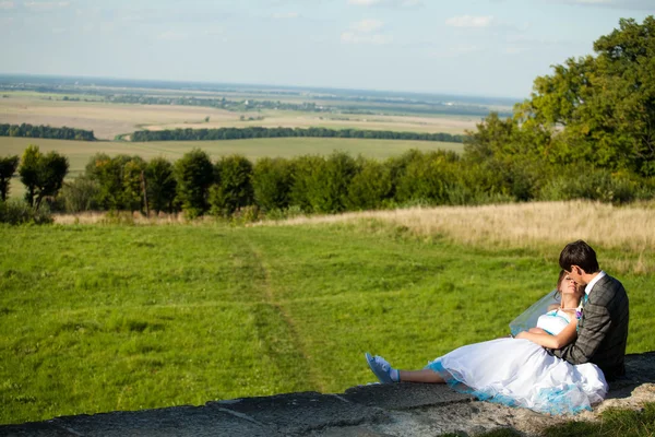 Bruidegom hugs zachtjes zijn bruid — Stockfoto