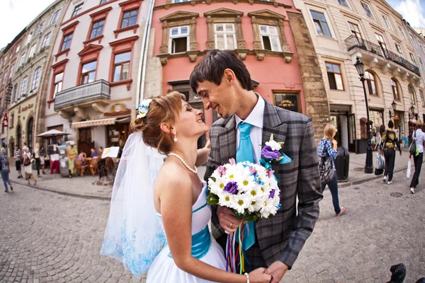 Abraço casal gentil — Fotografia de Stock