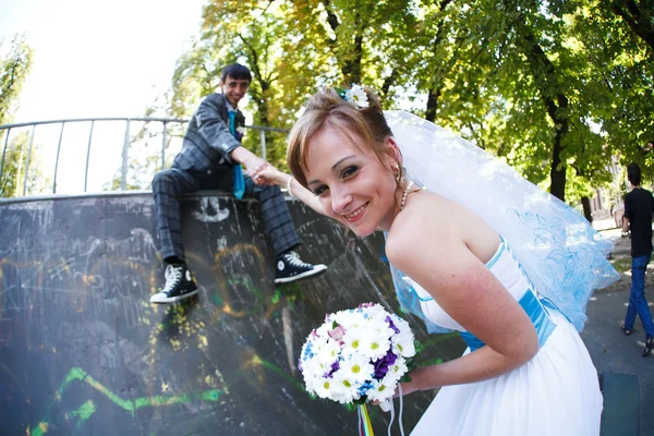 Brudgummen sittande på kanten — Stockfoto