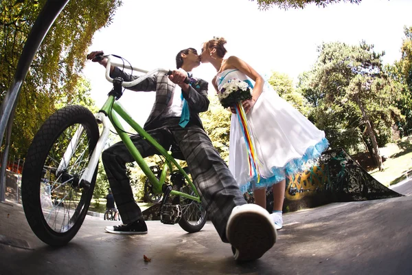 Sposo seduto sulla bicicletta — Foto Stock