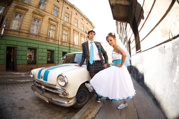 Incrível casal posando pelo carro — Fotografia de Stock