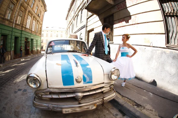 Casal gentil em pé junto ao carro — Fotografia de Stock