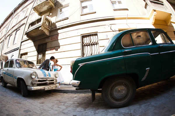 Incrível casal beijando por carros — Fotografia de Stock
