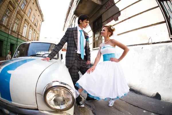 Casal bonito pelo carro — Fotografia de Stock